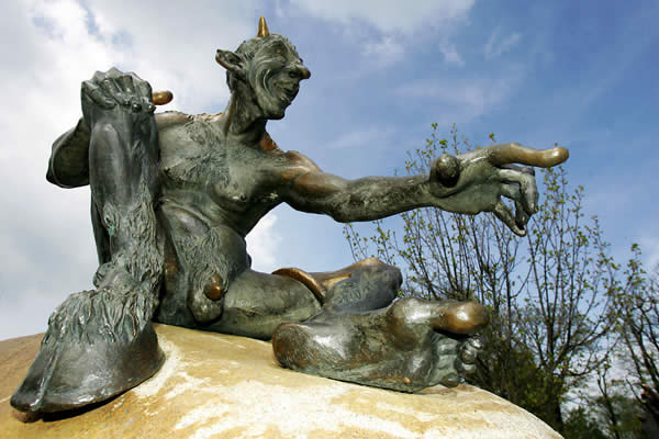 Бронзовая скульптура дьявола, расположенная в городе Тале на месте где проходит шабаш ведьм